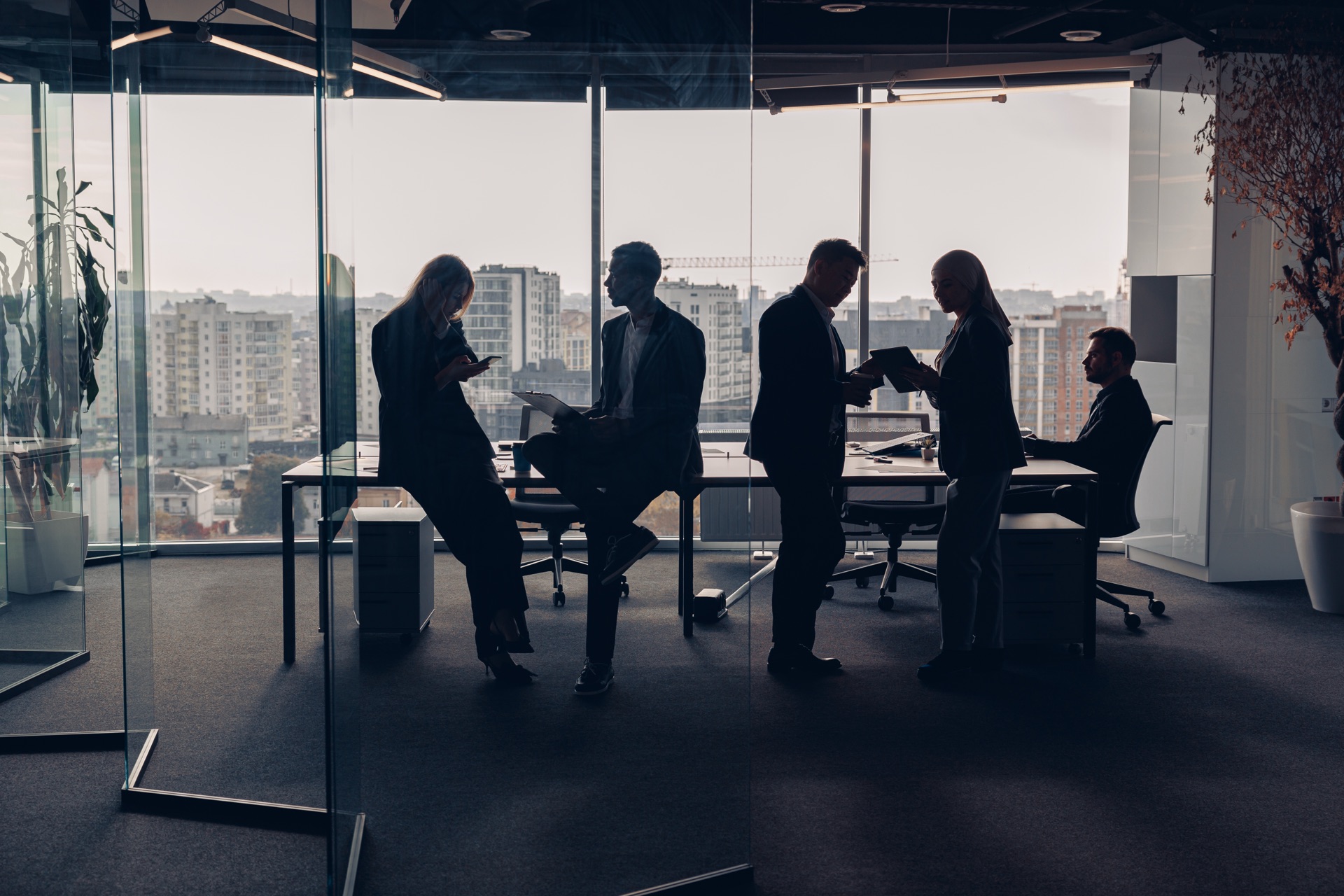 Das Team der Ouhud GmbH bei der Arbeit in modernen Büroräumen